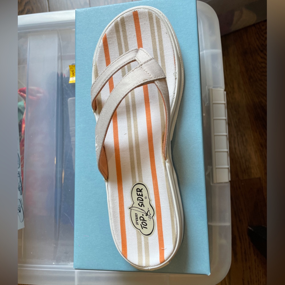 🌊 New Sperry “Splash Thong” Sandals – Size 6M – Stone 🌊